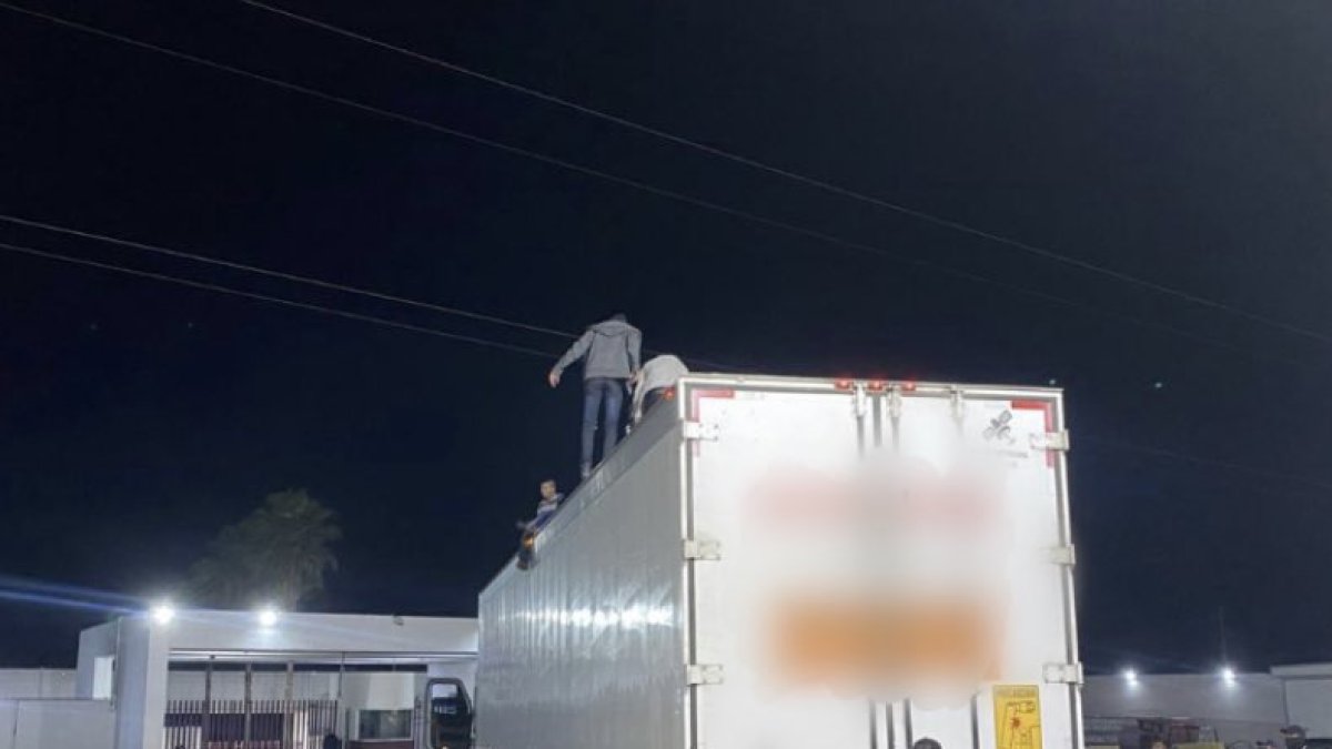 Agolpados. Más de 300 personas estaban en el tráiler.