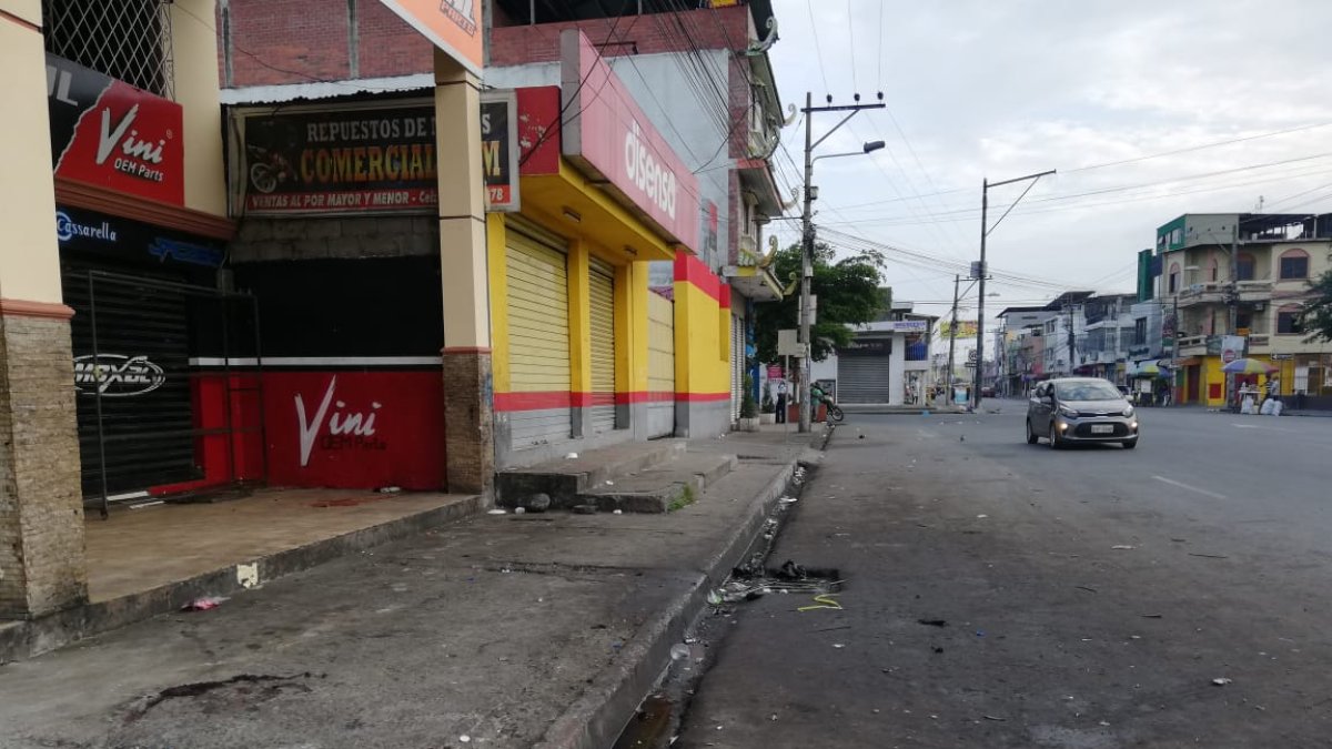 En Durán, en la Ciudadela Primavera 1, hombre fue asesinado a tiro frente a los policías que lo custodiaban.