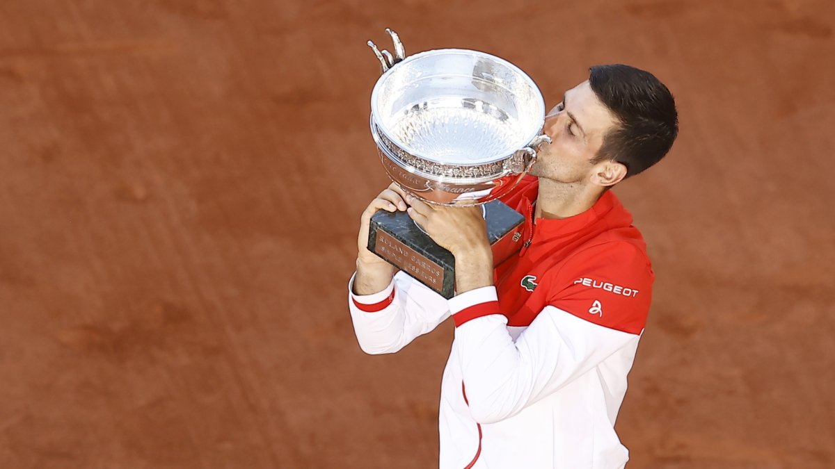 Imagen de archivo del tenista serbio Novak Djokovic con el trofeo de Roland Garros, el pasado mes de junio.