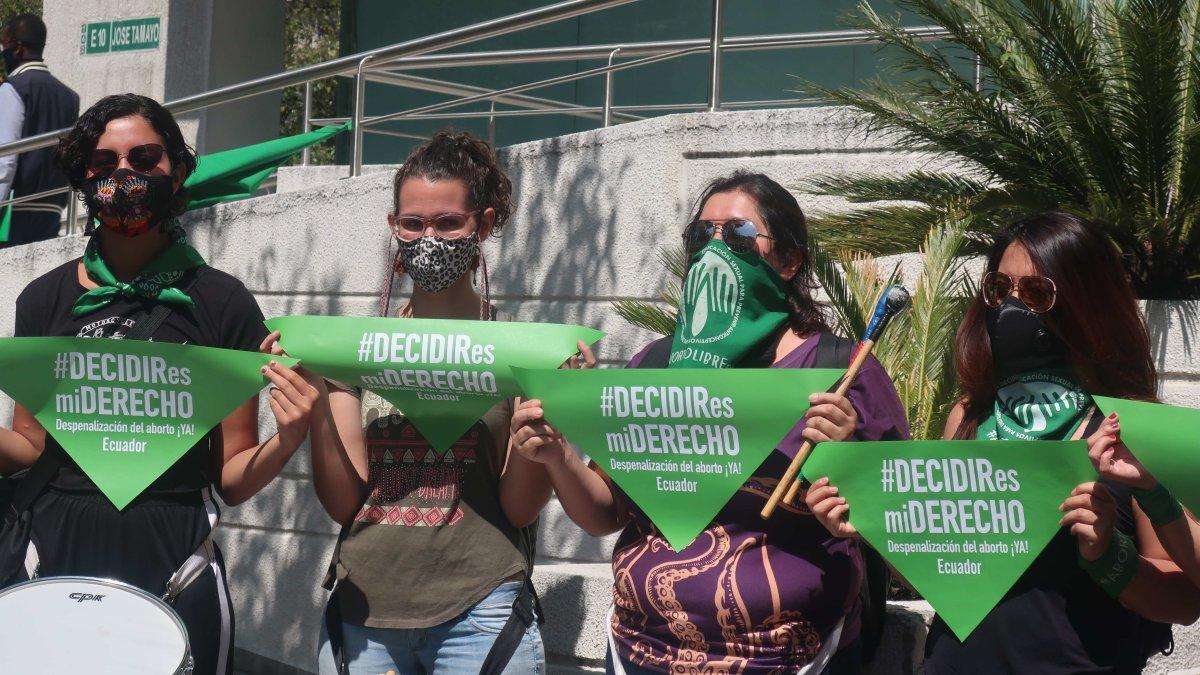 Un grupo de mujeres manifestándose en favor de la despenalización del aborto, en Quito
