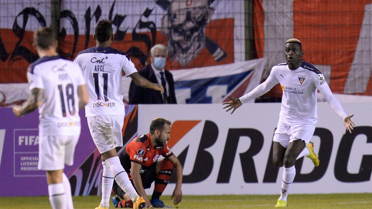 Cristian Martínez Borja (d) de LDU celebra un gol, en una fotografía de archivo.