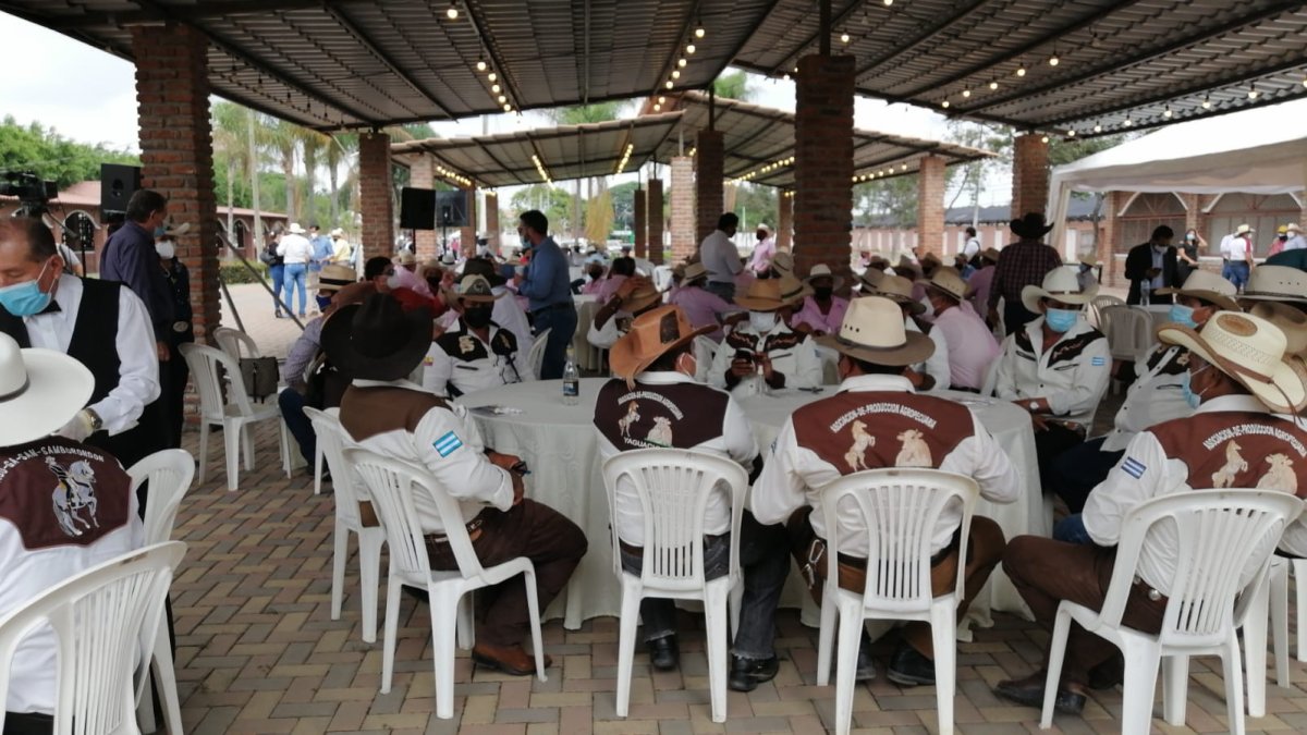 Las inmediaciones de la Asociación son el escenario del encuentro de ganaderos. 