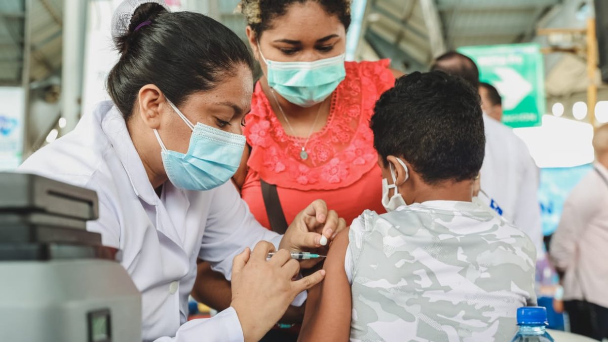 Reapertura del vacunatorio ubicado en la estación de la Metrovia de la avenida 25 de Julio, sur de la ciudad.
