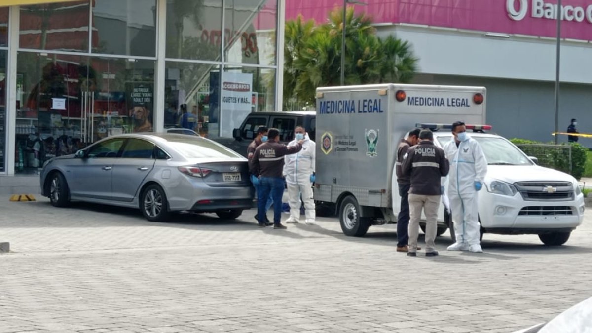 Miembros de medicina legal, acudieron hasta el lugar para hacer el levantamiento del cuerpo.