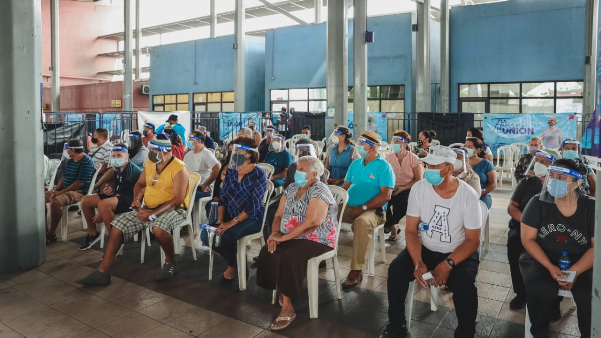 Reapertura del vacunatorio ubicado en la estación de la Metrovia de la avenida 25 de Julio, sur de la ciudad.