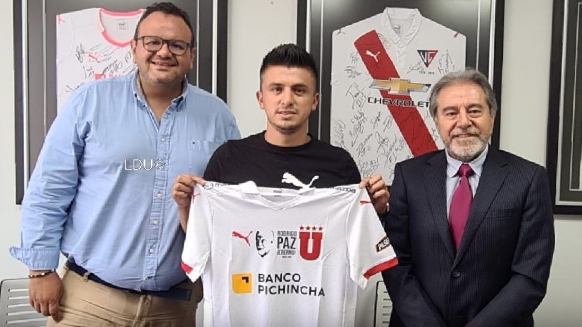 Andrés López muestra la camiseta de Liga de Quito, su nuevo club.