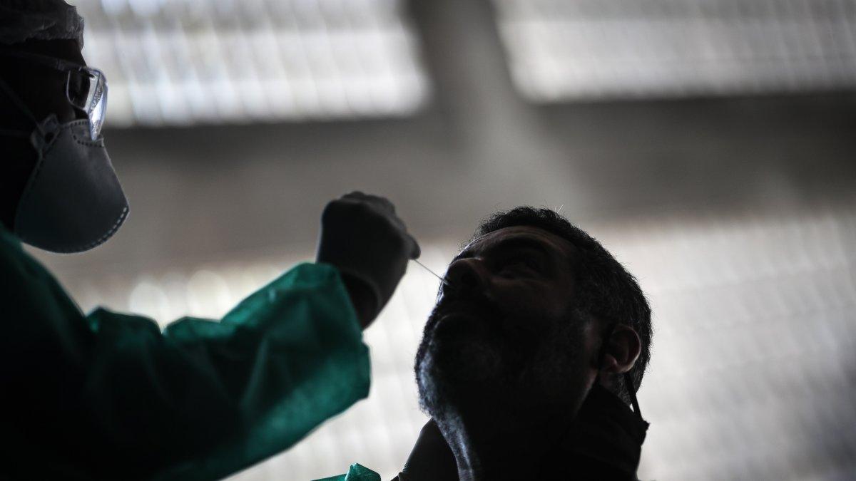 Un hombre se realiza una prueba para detectar la covid-19, en un puesto en Río de Janeiro (Brasil)