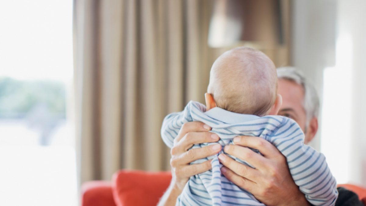 Esta práctica  puede causar el síndrome del traumatismo craneal accidental.