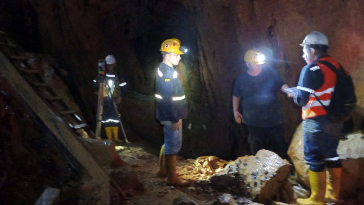 Minas. Los túneles son despejados para que los técnicos puedan levantar información topográfica.