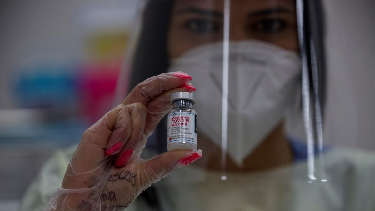 Una enfermera prepara hoy una dosis de la vacuna de Moderna contra la covid-19, en la Plaza de las Américas en San Juan (Puerto Rico).  Thais Llorca