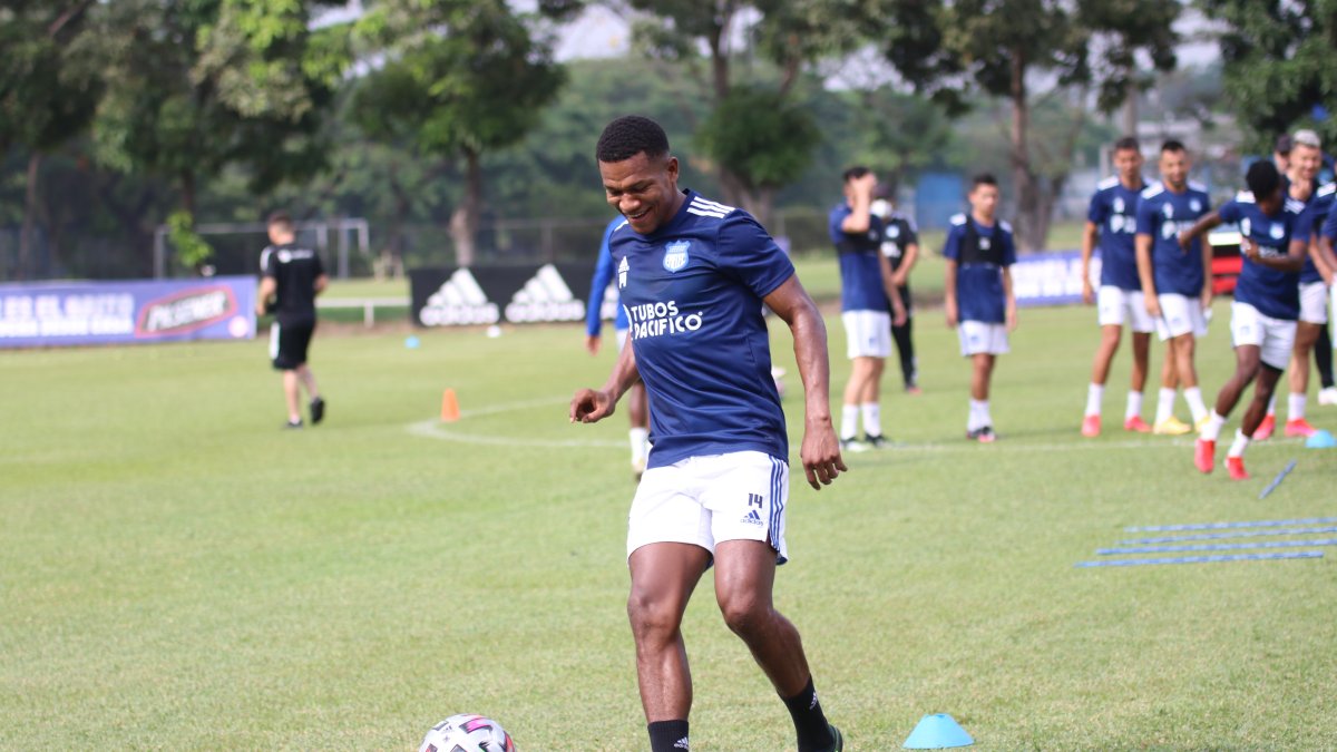 Romario Caicedo es una opción para Gustavo Alfaro ante las bajas en esa posición.