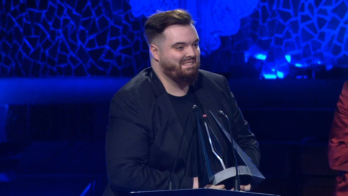 Ibai Llanos recoge uno de sus galardones en la primera edición de los premios Esland organizado por TheGrefg