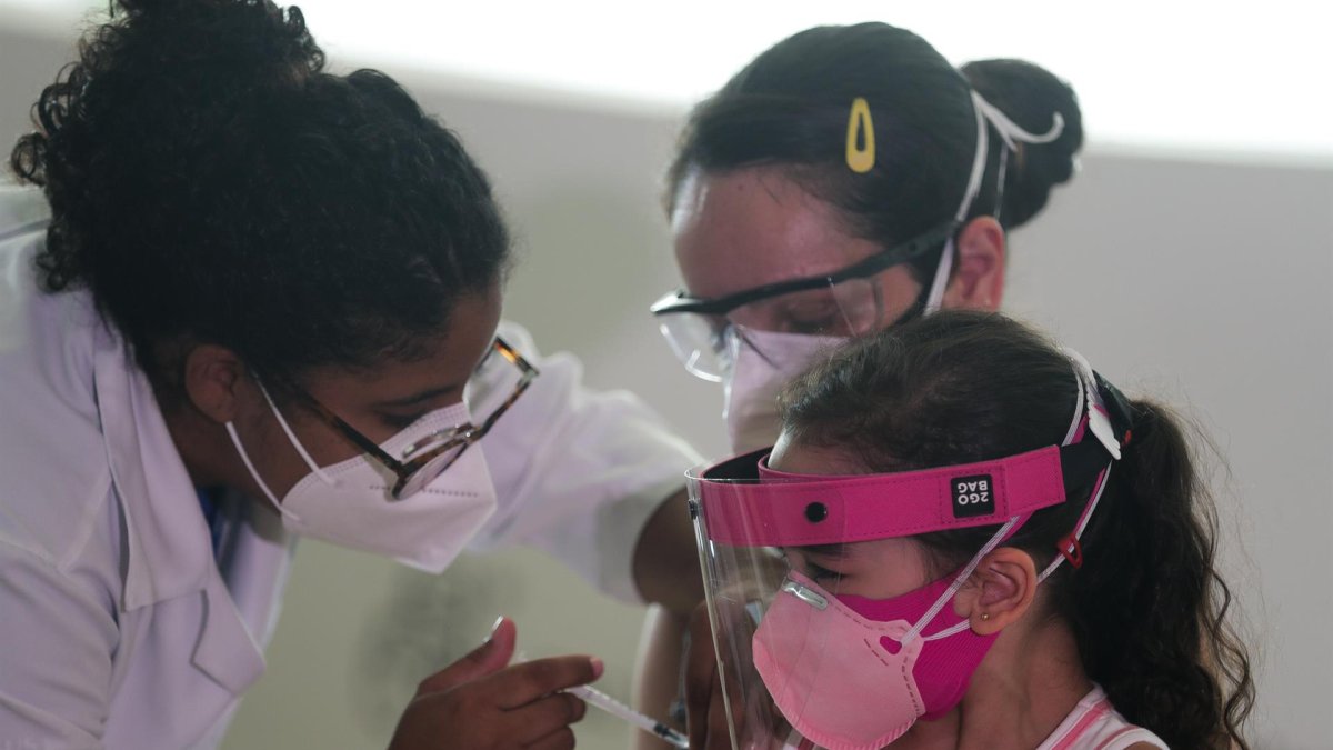 Una niña recibe una vacuna contra la covid-19 hoy, en el Museo del Mañana, en Río de Janeiro (Brasil).