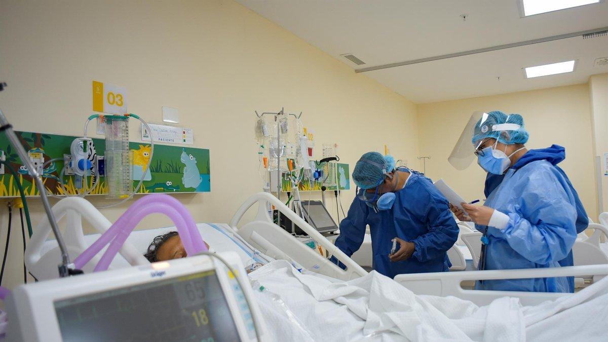 Personal médico de la Unidad de Cuidados Intensivos (UCI) del hospital 