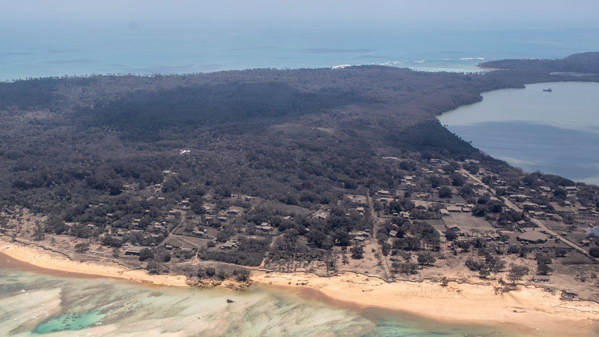 Imágen aérea que muestra las consecuencias del tsunami provocado por la erupción del volcán de Tonga en el océano Pacífico.