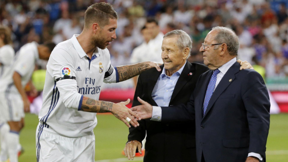 El excapitán del Real Madrid Sergio Ramos saluda al presidente de Honor Paco Gento (d), antes de un partido en el estadio Santiago Bernabéu, en 2016.