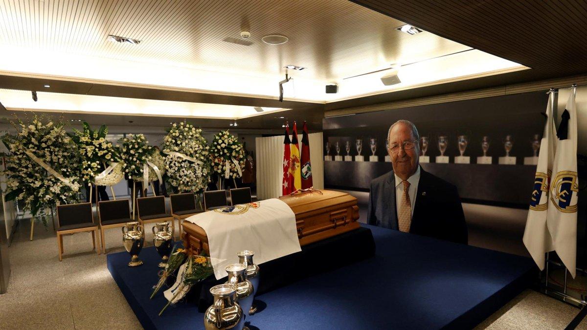 Capilla ardiente a Paco Gento, que el club ha abierto esta tarde en el palco de honor del Santiago Bernabéu.
