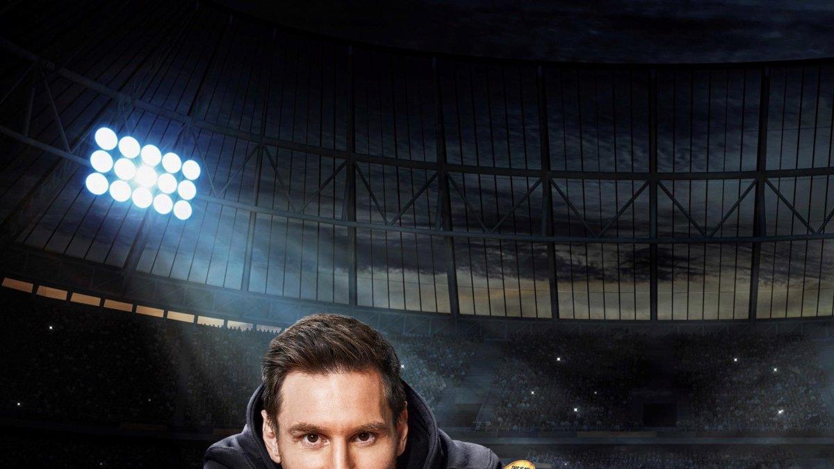 Fotografía promocional cedida por Hard Rock International donde aparece el jugador argentino de fútbol Leo Messi mientras muestra una enorme hamburguesa bautizada