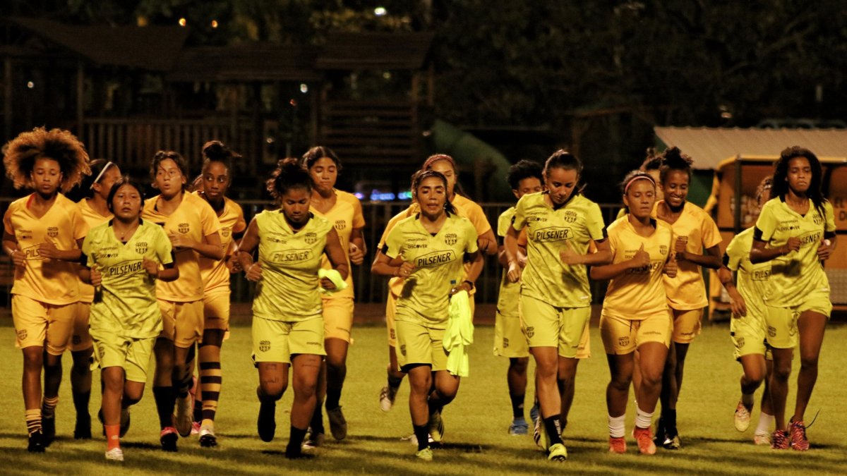 Barcelona ya entrena pensando en el inicio de la Superliga femenina.