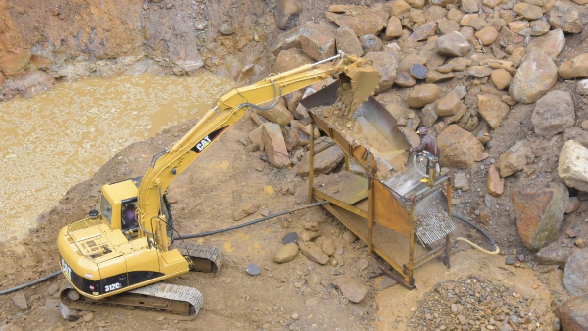 Minería. Las autoridades azuayas señalan la posible contaminación en el río Santa Bárbara.