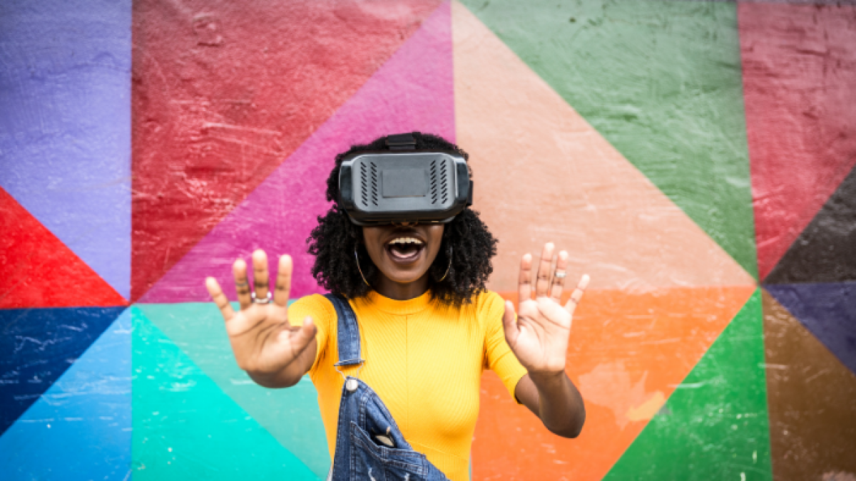 Una joven observa con unas gafas de realidad virtual.
