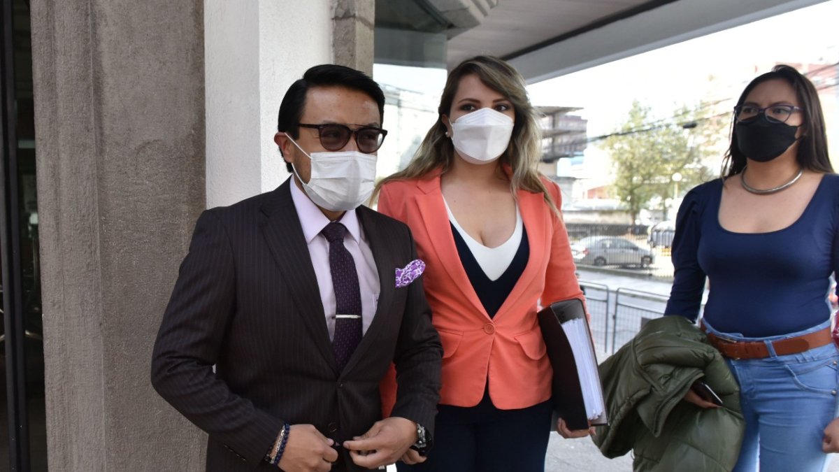 Abogados. Uno de los defensores de Freddy Carrión junto a su esposa Priscila Schetinni al ingreso a la Corte.