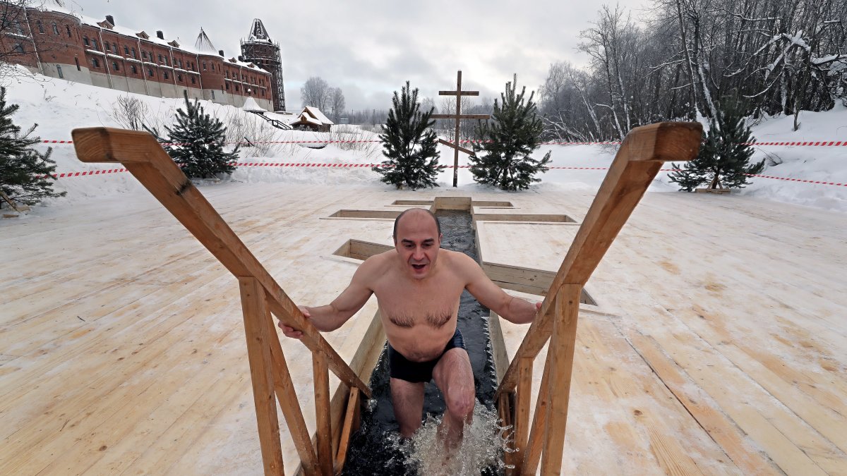 Todos los lugares habilitados para los baños bautismales por las autoridades estaban equipados con escaleras de madera para evitar resbalones