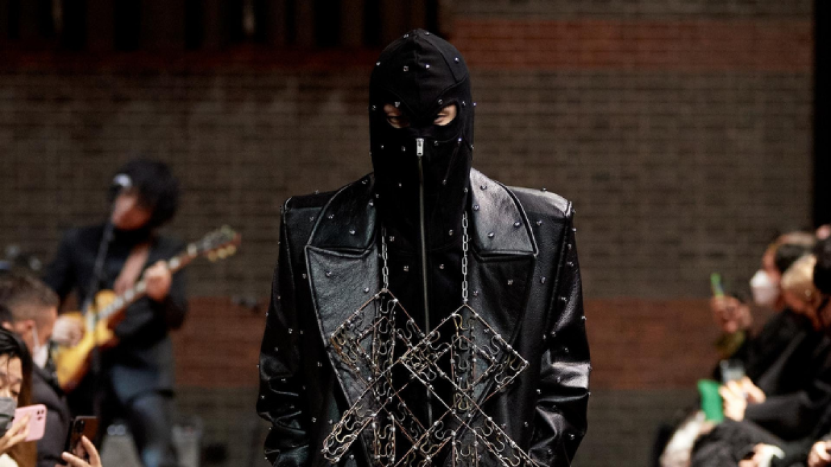 La firma china Sankuanz presenta sus diseños para el otoño-invierno 2022 en la Semana de la Moda hombre de París.