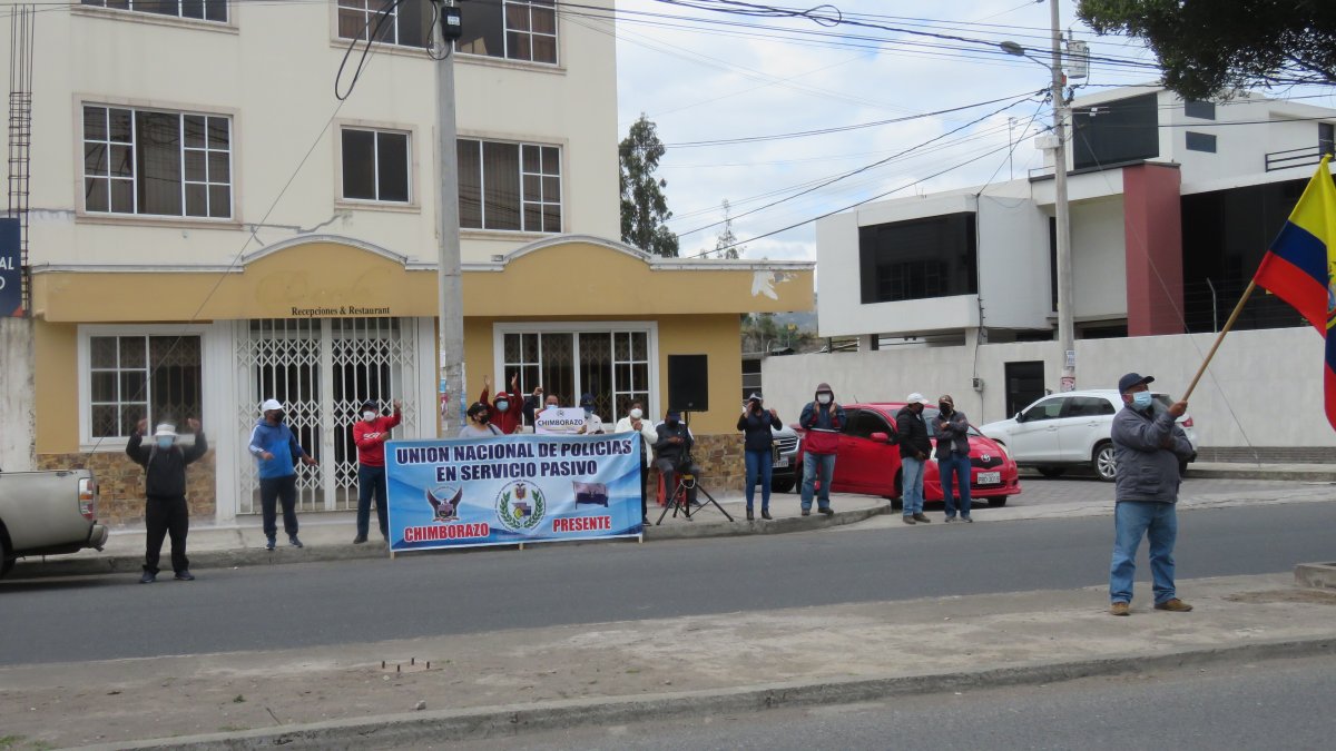 Respaldo.] Policías en servicio pasivo acudieron hasta  la Unidad de Garantías Penales de Riobamba para apoyar a Santiago Olmedo.