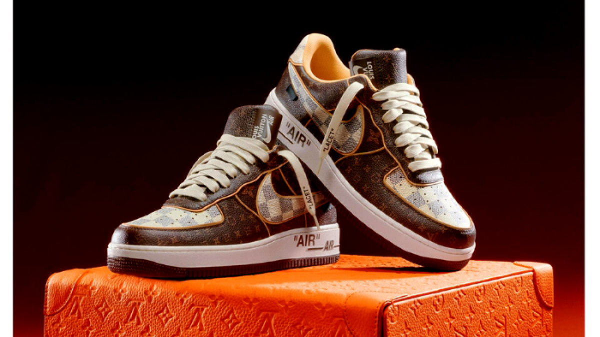 Fotografía cedida por la casa de subastas Sotheby's donde se aprecian unas zapatillas de Nike diseñadas por Abloh de Vuitton que serán subastadas.