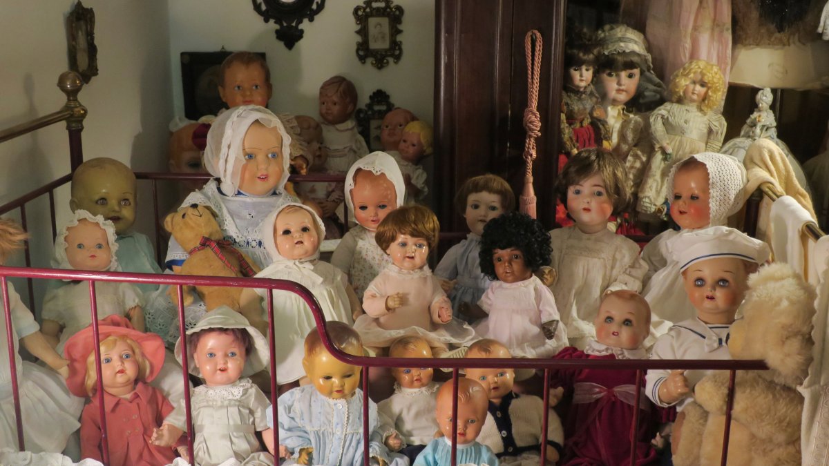 Una de las salas del museo del Hospital de Muñecas de Lisboa muestra la colección principal.