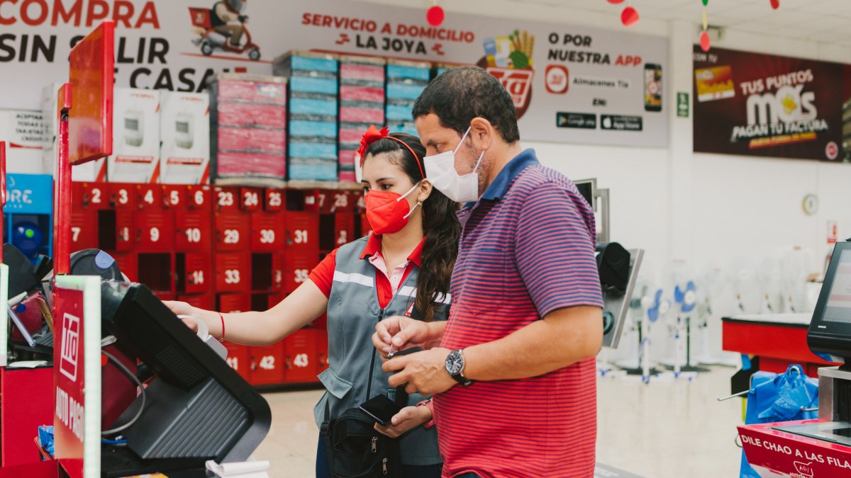 Caja. Una colaboradora de TÍA enseña a utilizar la caja de autopago.