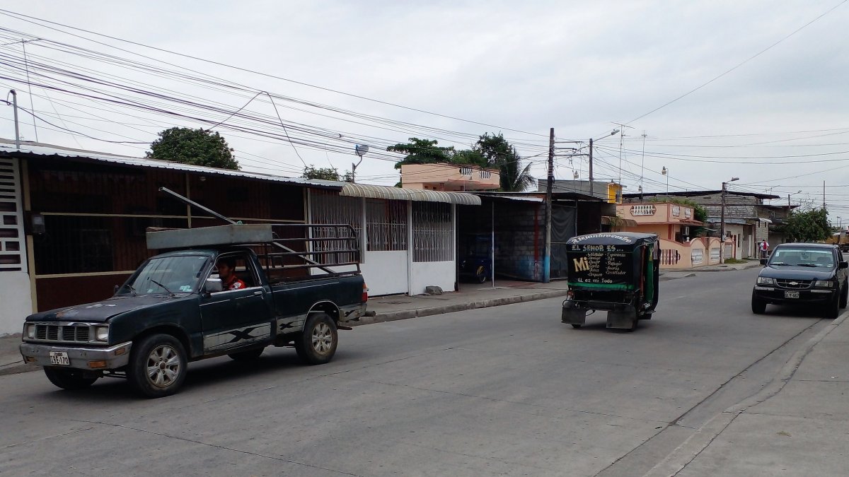 Desorden. En la avenida, los conductores se desplazan a su manera. Conducen en el carril que quieran y de la misma forma se parquean. Las quejas son permanentes.