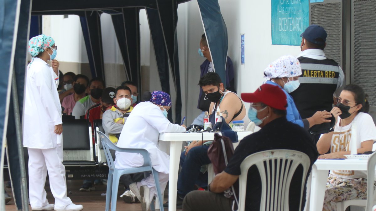 Decenas de personas con síntomas asociados a la COVID-19 acuden a consulta médica o realizarse pruebas en el Hospital Bicentenario.