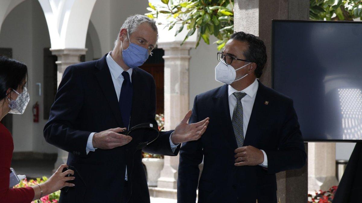 Los ministros de Ambiente de Reino Unido y Ecuador, Zac Goldsmith y Gustavo Manrique, ofrecieron una rueda de prensa tras la firma de la carta de intención.