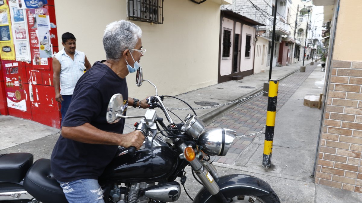 Las peatonales están con muros y cadenas