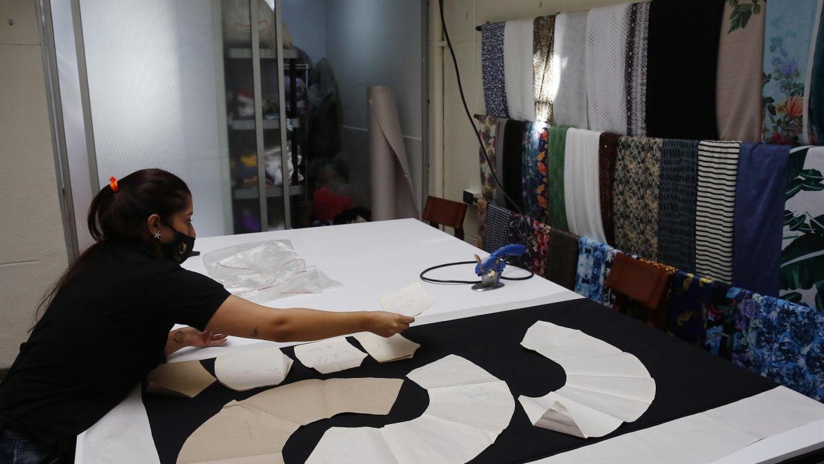 Imagen de archivo de una mujer trabaja en una empresa de confección de ropa.