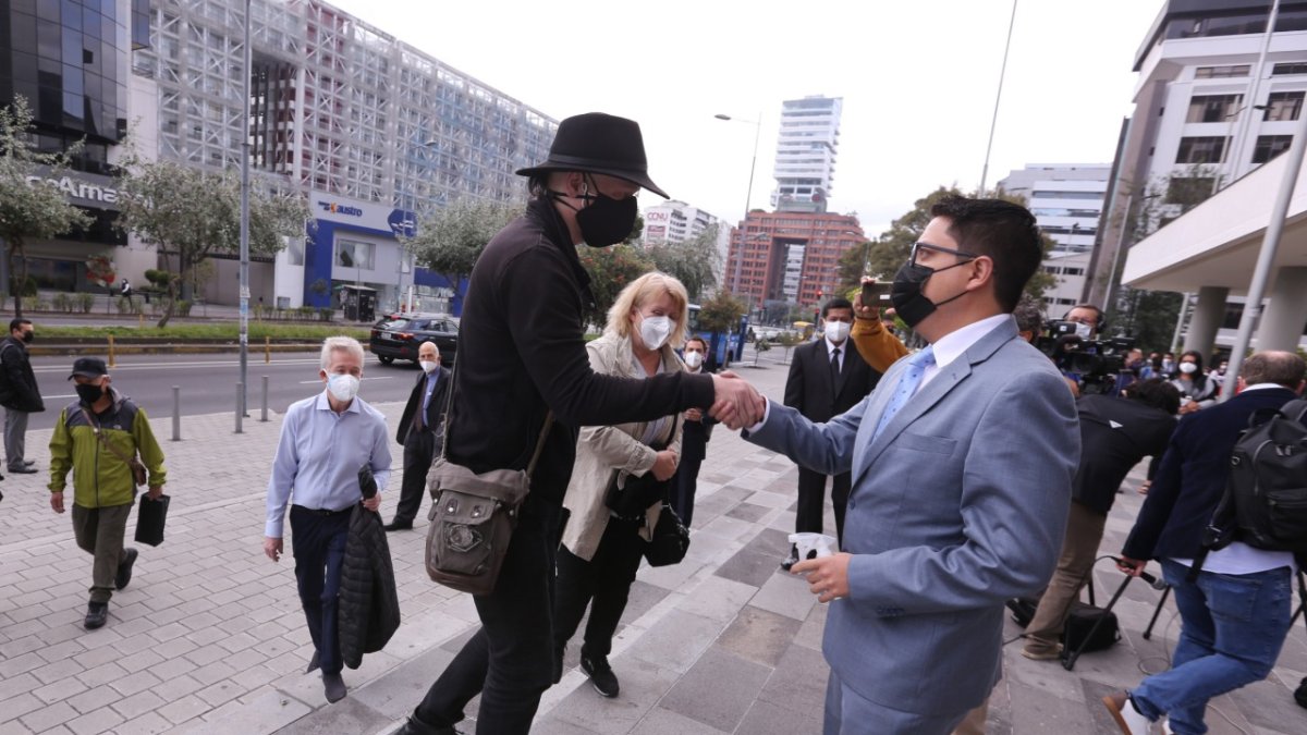 Respaldo. El desarrollador sueco Ola Bini y su abogado Carlos Soria, antes de ingresar al Complejo Judicial Norte.