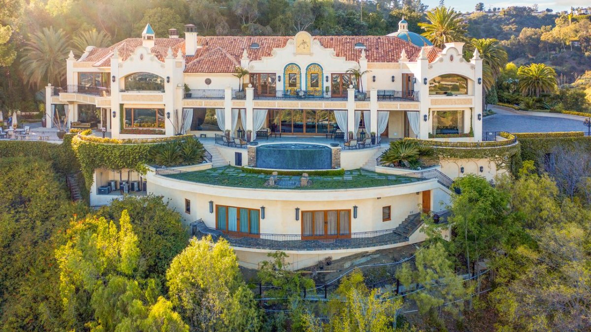 El inmueble de 12.000 metros cuadrados cuenta con 9 dormitorios, 19 baños, sala de cine, spa, gimnasio, peluquería, sala de billar, bar y una piscina con tres cascadas.