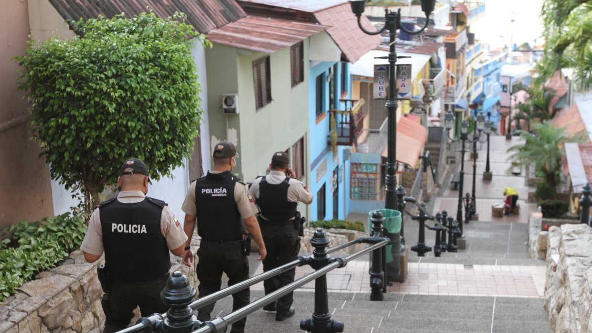 Control. Ayer, el cerro Santa Ana permaneció custodiado por la Policía.