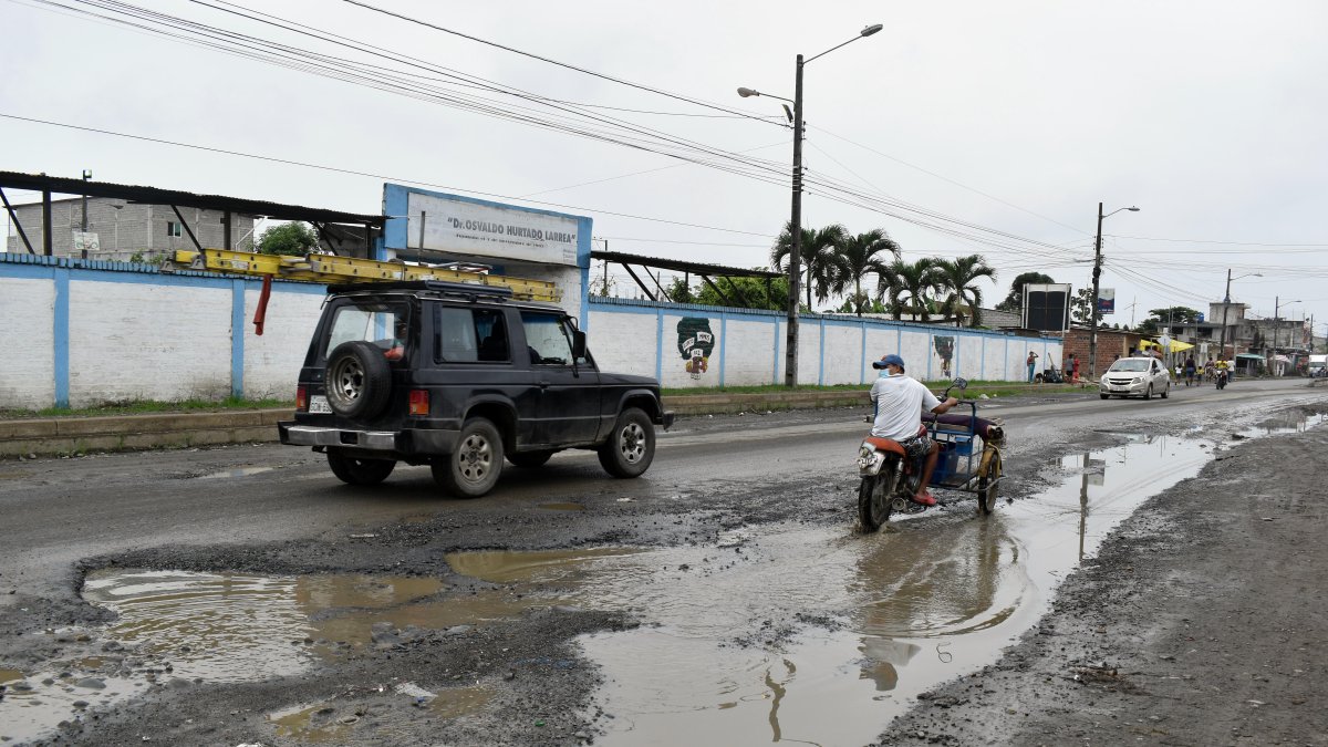 La vía. Este es el estado en el que se encuentra la avenida, aledaña a escuelas, negocios y viviendas.
