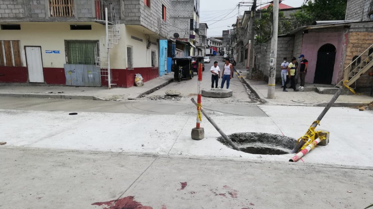 El lugar del crimen quedaron manchas de sangre de la víctima.