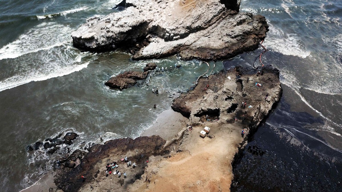 Fotografía cedida por la Presidencia del Perú que muestra una vista aérea de los daños ambientales en la playa de Ventanilla, tras el derrame de petróleo vertido el sábado al océano Pacífico desde la refinería peruana de La Pampilla, en una fotografía de archivo.