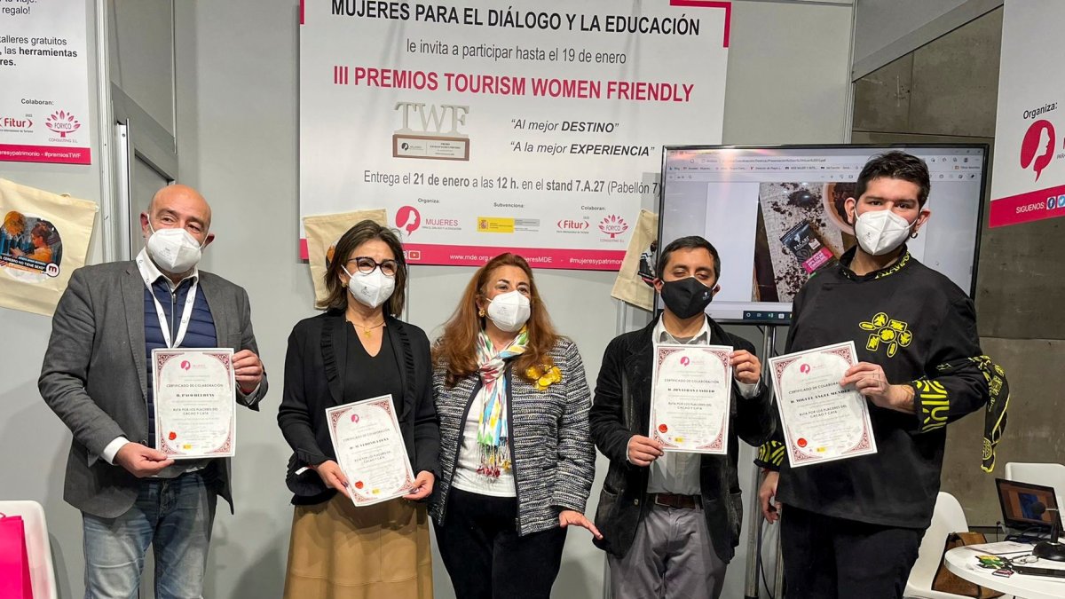 Paco Huertas, director del programa Territorio Viajero; María Verónica Peña, ministra y encargada de Negocios de la Embajada de Ecuador en España; Giovanna Gutiérrez de Calderón, presidenta de la asociación Mujeres para el Diálogo y la Educación; Jonatan Castelo, representante comercial del chocolate ecuatoriano Pacari en España y Miguel Ángel Méndez, fundador y chef del restaurante ecuatoriano Ayahuasca en Madrid posan hoy en Fitur.