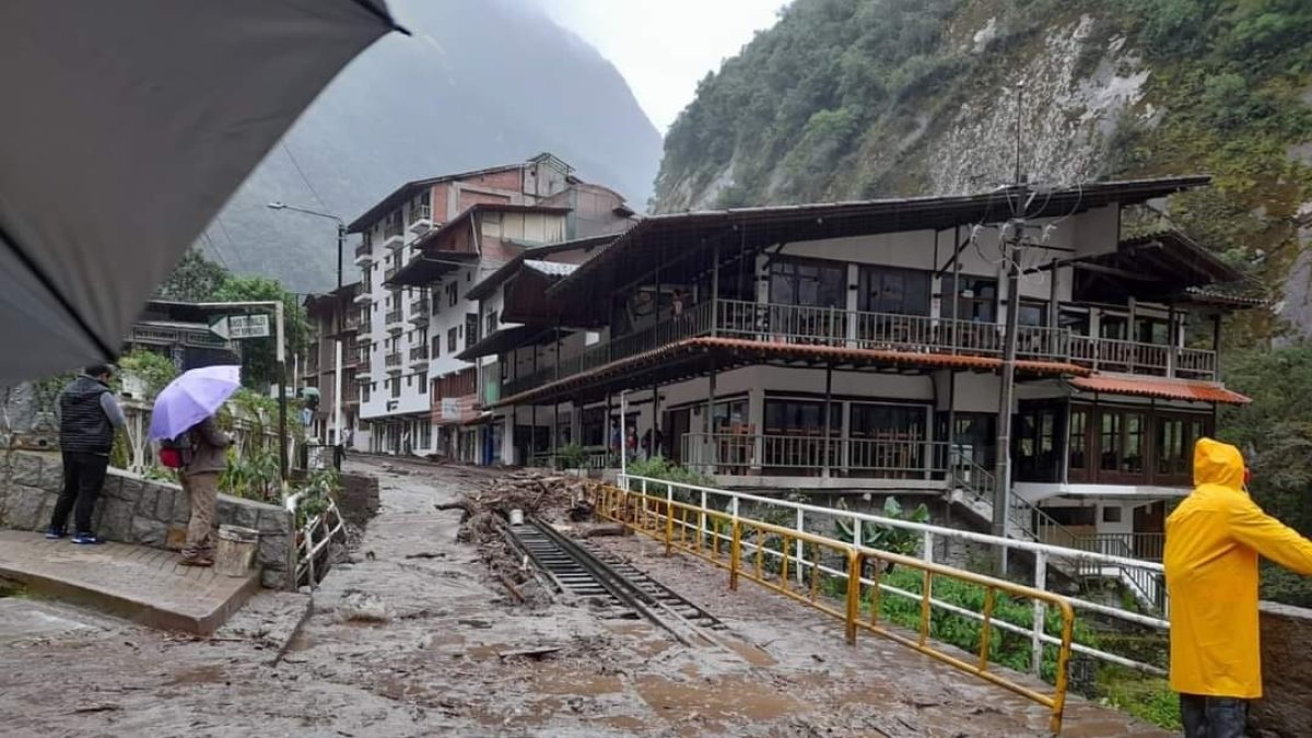   Las intensas lluvias registradas en la región andina de Cusco (Perú) provocaron este viernes el desborde del río Alcamayo,  