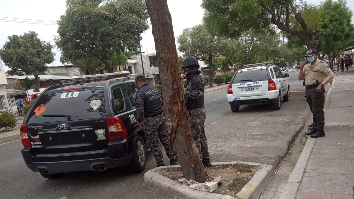 La Policía Nacional junto a la Unidad Antiexplosivos acudió minutos después para detonar la munición bajo las medidas requeridas.