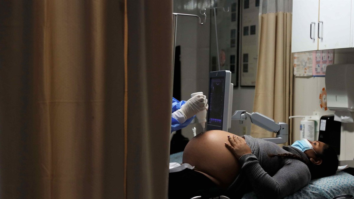 El debate sobre la gestación subrogada ha vuelto a la opinión pública, pero es un tema delicado.Paolo Aguilar / Efe