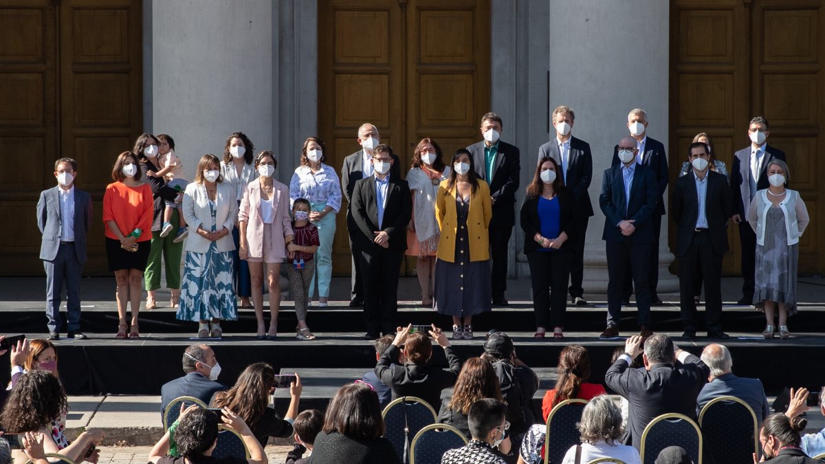   El presidente electo de Chile, Gabriel Boric (c-i), posa  junto a su gabinete de Gobierno, durante la presentación oficial de los ministros  en Santiago (Chile).  EFE/Alberto Valdés