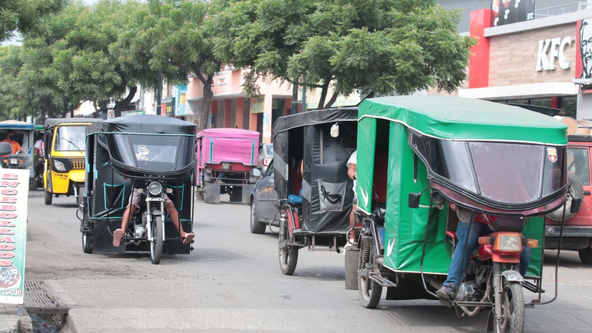 Tricimoteros gobiernan las calles de Pascuales Agencia (ag-extra)