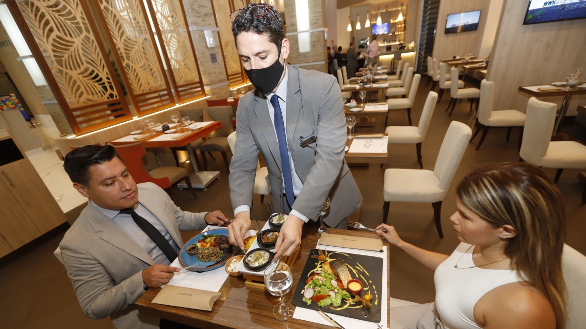 Marriott. En el restaurante del hotel, una persona degusta una opción sin gluten.
